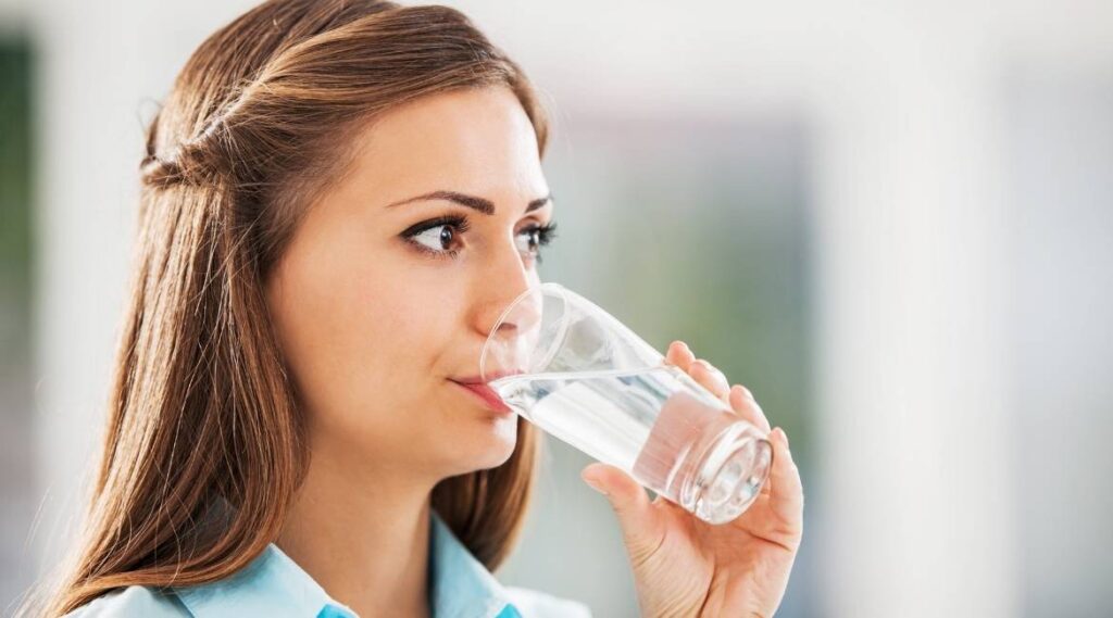 9 Simple Tips to Help you Drink More Water! - Easy Life Addict